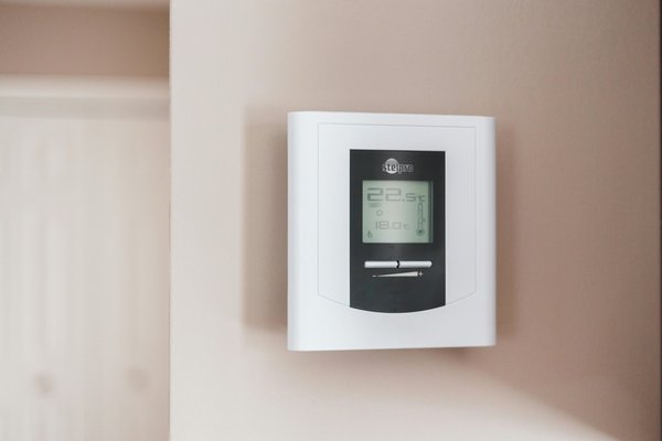How Can Smart Thermostats Contribute to Energy Efficiency in UK Homes?